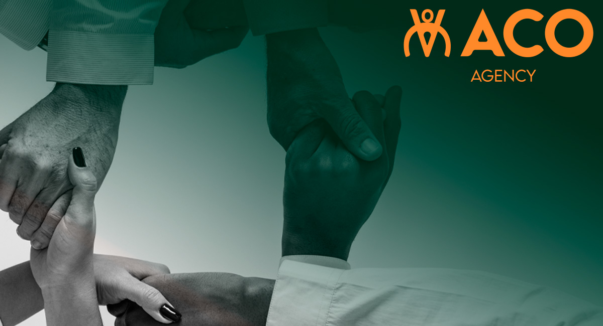 Manos entrelazadas en un fondo digital creciente y con verde oscuro, con el logo de ACO Agency. Simboliza la alianza y el acompañamiento en el crecimiento de un negocio