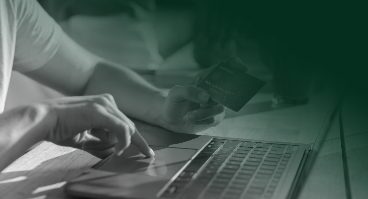 Persona realizando una compra online desde un ordenador portátil, representando la confianza digital y la primera impresión de un negocio en Internet.